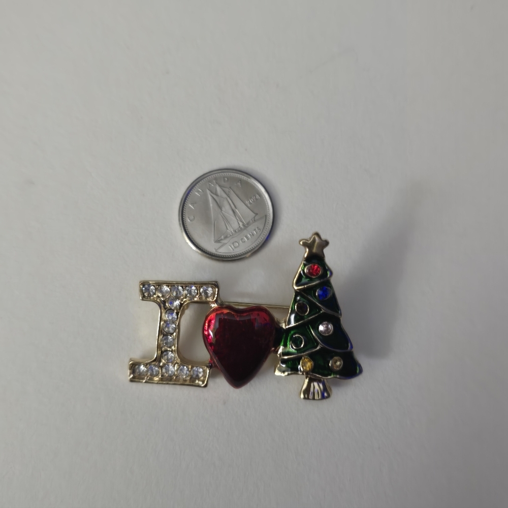I❤️🎄 BROOCH 3/$20